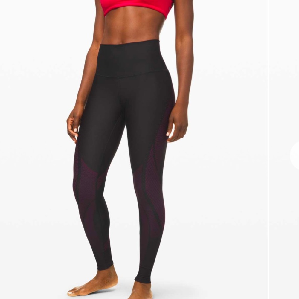 Lululemon Mapped Out High-Rise Tight 28"
Black / Marvel size 4